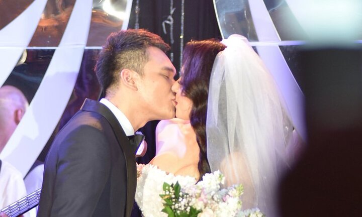 Khắc Việt hôn đắm đuối vợ hot girl trong tiệc cưới lãng mạn