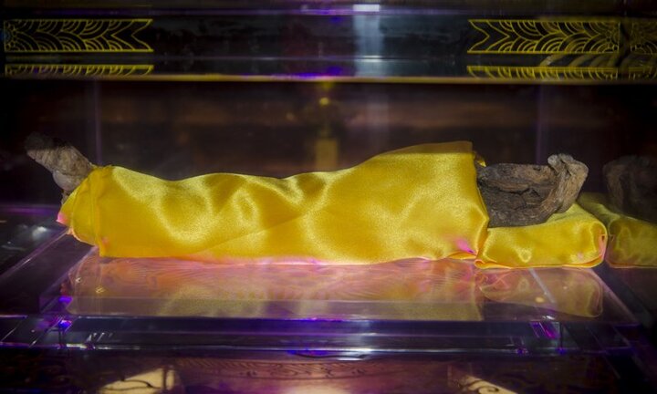 Kỳ lạ ông sư tự chặt cánh tay mình, và cánh tay 40 năm không phân hủy