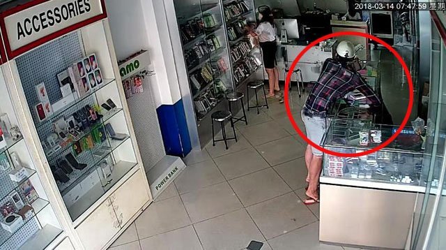Liều lĩnh trộm điện thoại khi chủ cửa hàng đang đứng bên cạnh