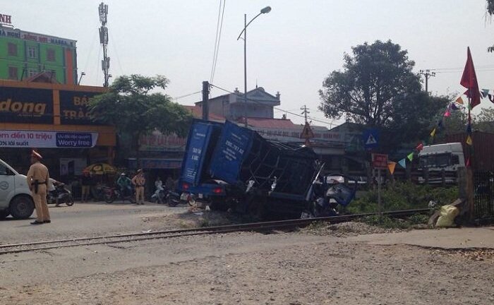 Lái xe tải qua đường ngang không rào chắn, tài xế bị tàu hỏa tông trọng thương