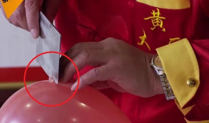 Clip: Đầu bếp Trung Quốc khoe tuyệt kỹ bịt mắt thái thịt trên quả bóng