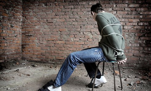 Cầm tiền, vàng không chịu trả, nam thanh niên bị bạn gái bắt giữ