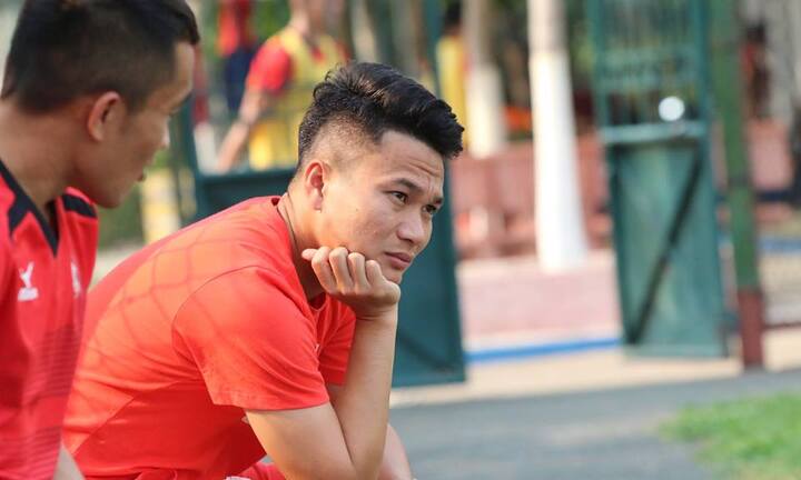 HLV Miura cho 'Ronaldo xứ Nghệ' ngồi ngoài xem đồng đội thi đấu trước trận gặp SLNA