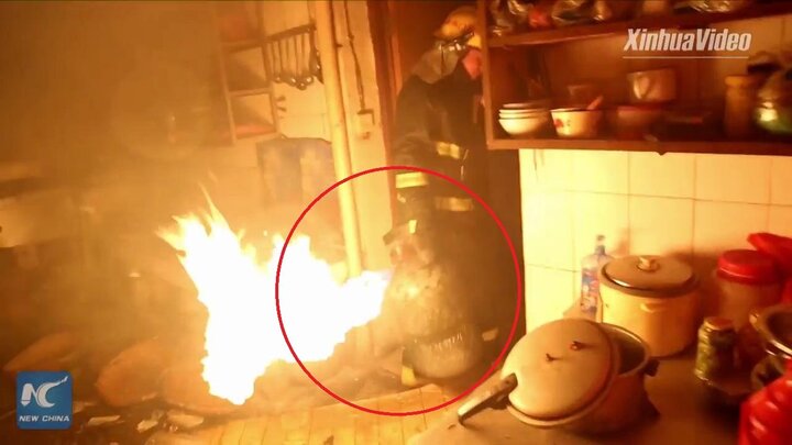 Clip: Lính cứu hỏa liều mình ôm bình gas cháy ngùn ngụt ra ngoài