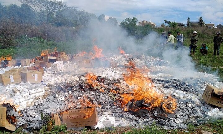 Tiêu hủy hàng chục nghìn gói thuốc lá nhập lậu ở Gia Lai