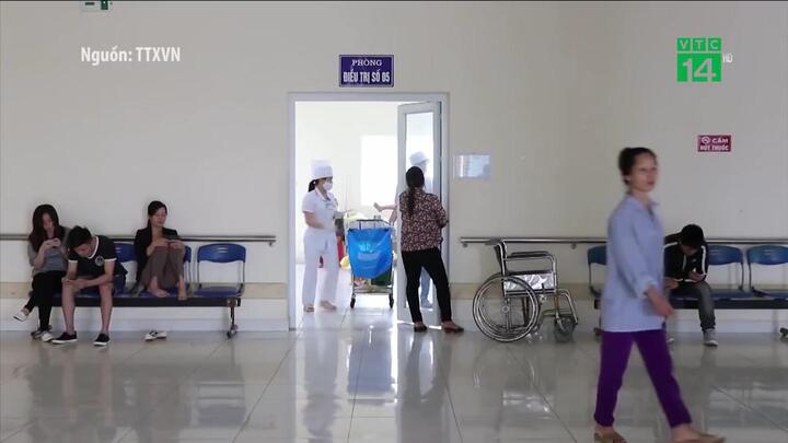 Video: Vợ kêu đau, chồng lăng mạ, hành hung nữ bác sỹ và điều dưỡng