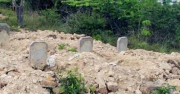 Xác định nghi can đào phá, 'trấn yểm' hàng chục ngôi mộ bằng quần lót phụ nữ