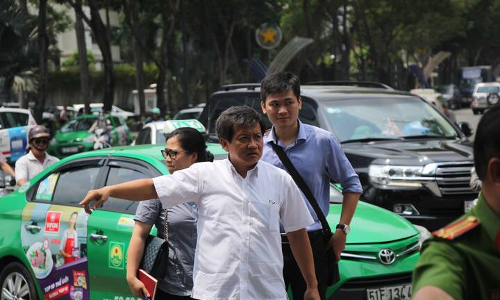 Ông Đoàn Ngọc Hải chạy bộ truy đuổi xe tải đi ngược chiều ở Sài Gòn