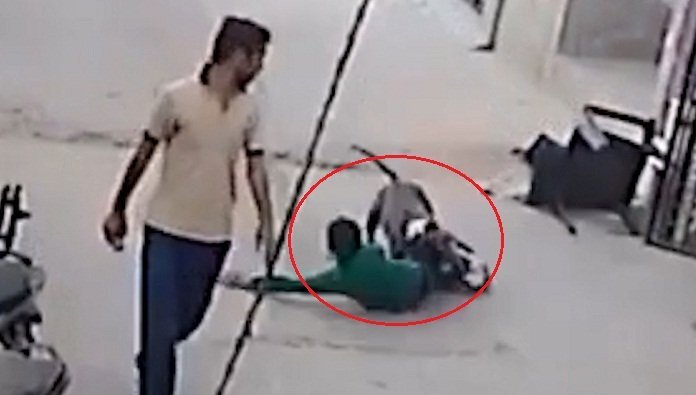 Clip: Chó dữ của trùm buôn lậu sổng ra đường cắn càn, 3 trẻ em nhập viện