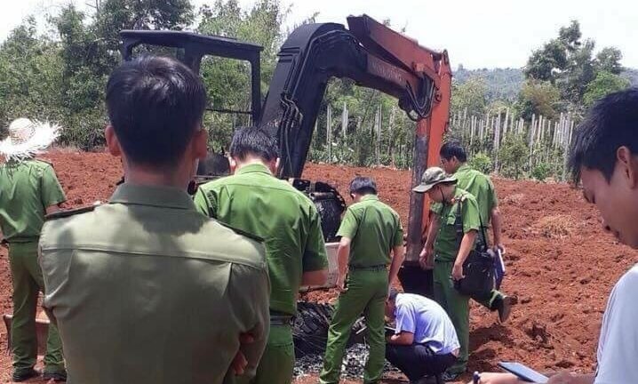 Xe múc đất bị thiêu rụi, nghi do mâu thuẫn làm ăn