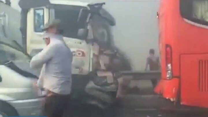 Video: Tai nạn liên hoàn do khói mù, 4 ô tô nát bươm trên cao tốc TP.HCM - Long Thành - Dầu Giây