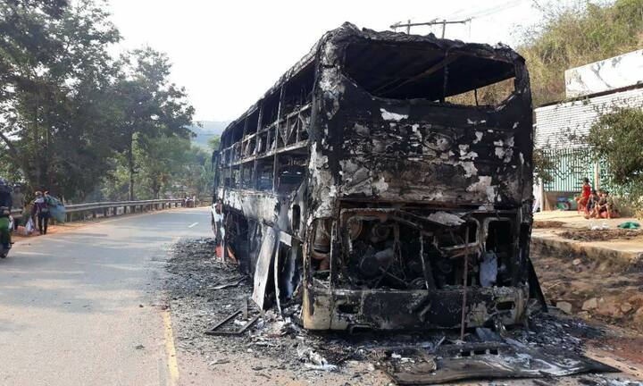 Xe khách chở 38 người cháy trơ khung trên đường Hồ Chí Minh