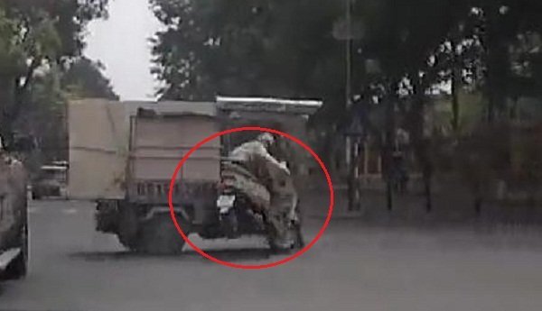 Clip: Nữ 'ninja Lead' đâm xe ba gác xoay 180° giữa đường