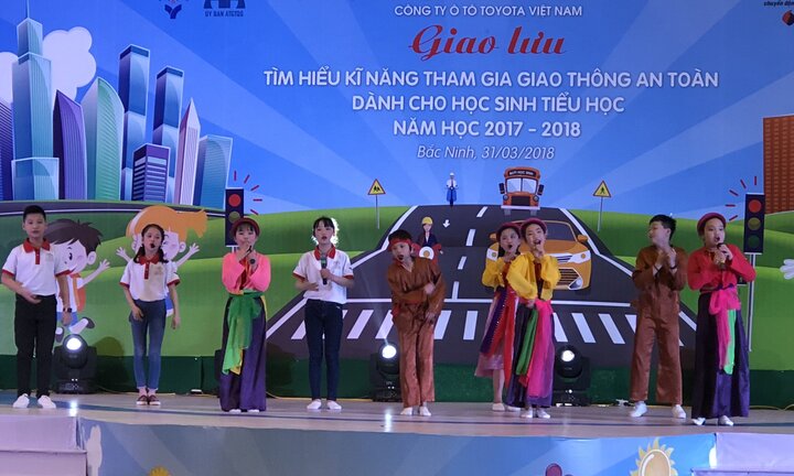Toyota Việt Nam tổ chức chương trình “Toyota cùng em học An toàn giao thông” năm học 2017 - 2018