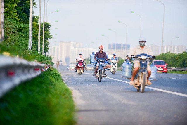 Video: Bất chấp biển cấm, xe máy 'tác oai tác quái' trên đại lộ nghìn tỷ