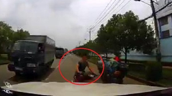 Clip: 'Quái xế' phóng bạt mạng lách xe tải, tông nứt kính ô tô ngược chiều