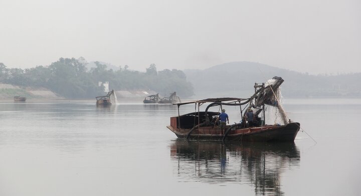 Công trường khai thác cát lậu ở thượng nguồn sông Lam thách thức cơ quan chức năng