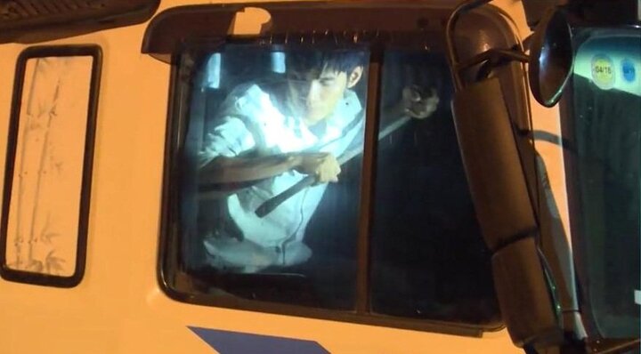 Clip: 'Ma men' lái xe tải lao vào cảnh sát rồi ôm xà beng cố thủ trong cabin