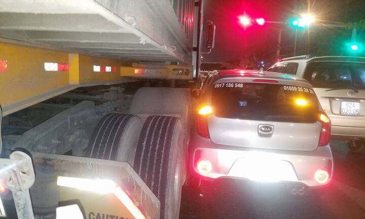 Nhường đường cho xe cứu thương, ô tô bị container tông liên hoàn