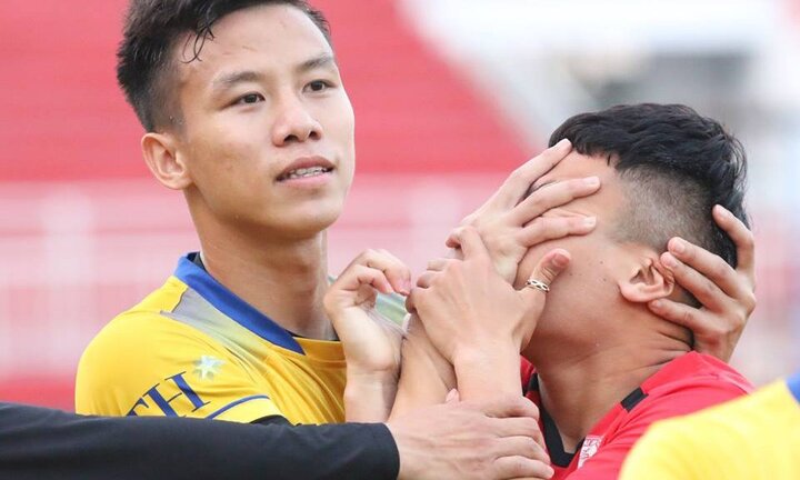 Quế Ngọc Hải 'bóp mặt' Phi Sơn trước đại chiến TP.HCM vs SLNA