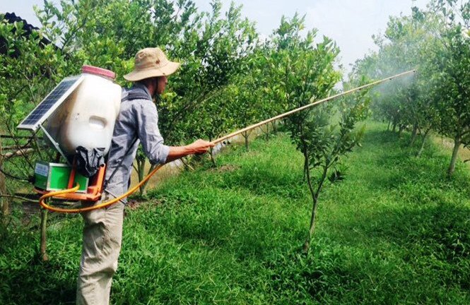 Thầy giáo trẻ sáng chế bình xịt thuốc dùng năng lượng mặt trời