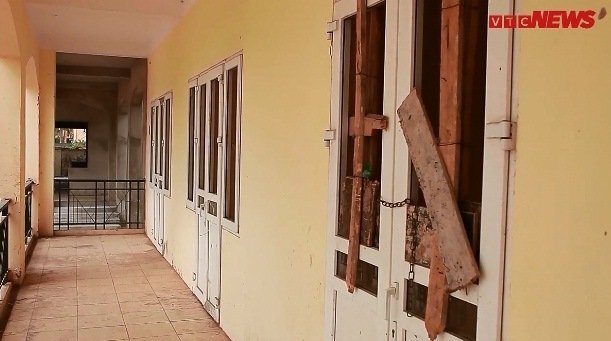 Trường mầm non chục tỷ đồng ở Hà Nội chưa bàn giao đã xuống cấp, tan hoang