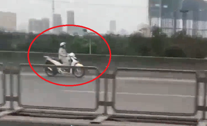 Truy tìm 4 xe máy phóng ngược chiều vun vút trên đường vành đai 3 trên cao