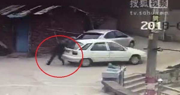 Clip: Cố chặn ô tô trôi tự do, người đàn ông ngã xuống vườn rau chết thảm