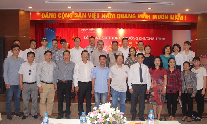 MobiFone 5 tổ chức lễ quay số trúng thưởng chương trình 'Gắn kết lâu dài, Thần tài gõ cửa'