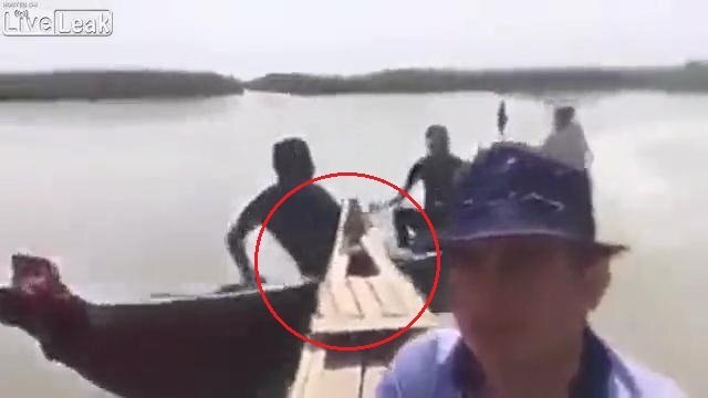 Quay clip tự sướng khi đi thuyền máy trên sông và cái kết thảm khốc