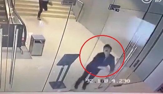 Clip: Chàng trai lao đầu húc vỡ toang cửa kính trung tâm thương mại