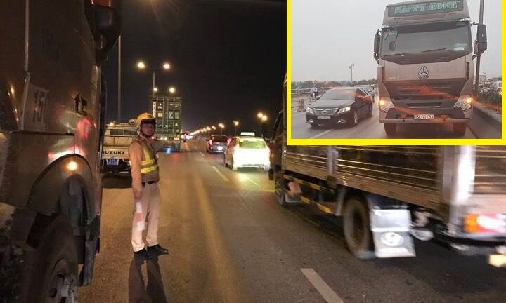 Nói không có tiền gọi cứu hộ, tài xế bỏ mặc container hỏng giữa cầu ở Hà Nội