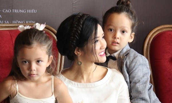 Cặp sinh đôi nhà diva Hồng Nhung liên tục 'gây thương nhớ' vì quá đáng yêu