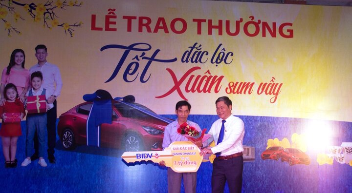 Ngân hàng trao 17 tỷ đồng giải thưởng chương trình 'Tết đắc lộc - Xuân sum vầy'