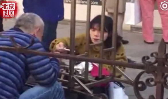 Nhóm du khách Trung Quốc nấu mỳ, rửa bát trong di tích lịch sử ở Italia