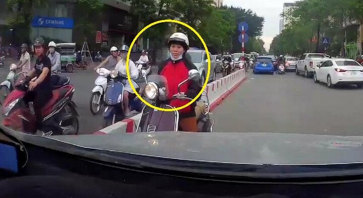 Clip: Nữ 'ninja Vespa' chạy lấn làn, bị tài xế ô tô ép lùi trên phố Hà Nội