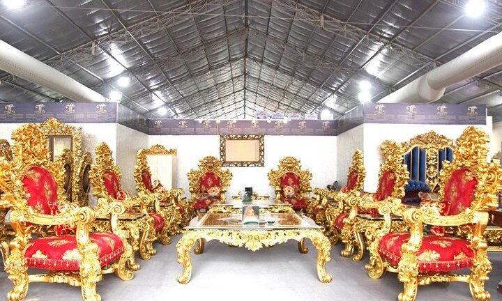 Video: Cận cảnh bộ bàn ghế dát vàng Ý, giá 2 tỷ đồng ở Hà Nội