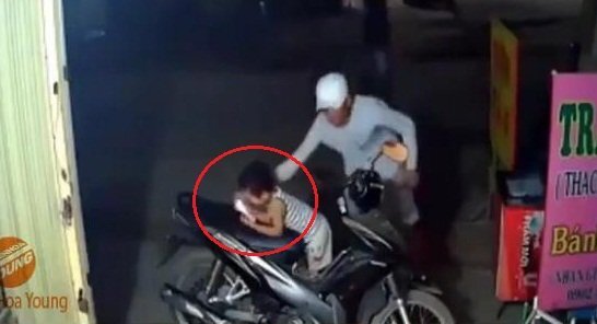 Clip: Cướp giật điện thoại trên tay em bé ngay trước cửa nhà