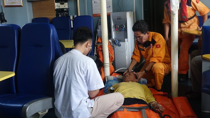 14 giờ vượt sóng to gió lớn cứu thuyền trưởng bị liệt nửa người