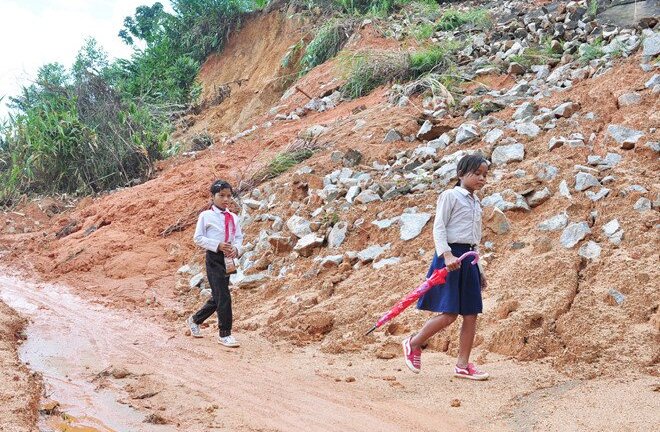 3 tháng sau thiên tai, hàng tấn đá vẫn lơ lửng uy hiếp người dân