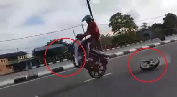 Clip: Xe máy long bánh khi bốc đầu, 'quái xế' lĩnh cái kết đau đớn