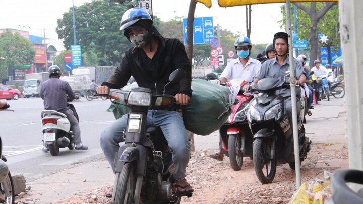 Dân Sài Gòn né đèn đỏ, vô tư phi xe ngược chiều trên vỉa hè