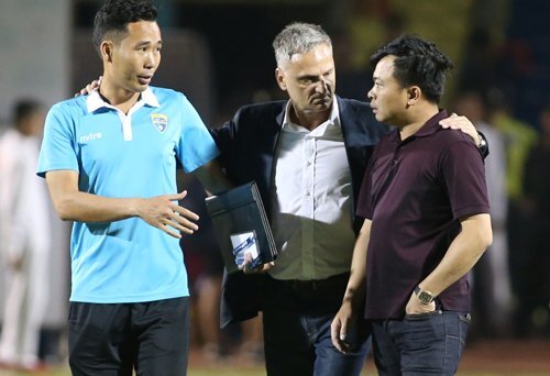 Bị tố 'bẻ ghế' HLV ngoại, cầu thủ FLC Thanh Hóa bức xúc