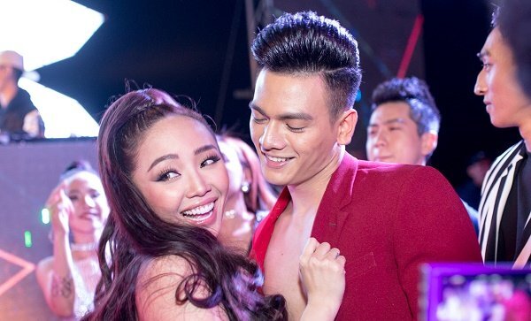 Tóc Tiên hở bạo lộ hình xăm, quấn quýt bên trai lạ