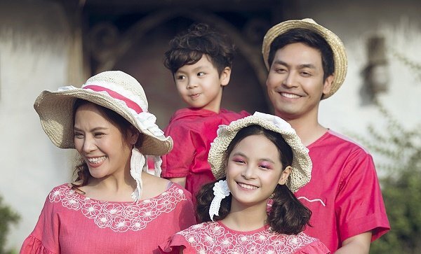 MC Phan Anh diện trang phục hồng, đưa vợ và 3 con lên sàn diễn thời trang