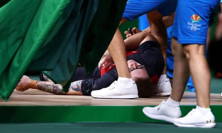 Video: Vừa nâng tạ, VĐV ngất xỉu ngay trên sàn đấu