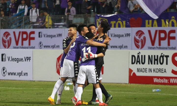 Phí Minh Long xuất sắc, Hà Nội chật vật thắng đội hạng Nhất bằng luân lưu