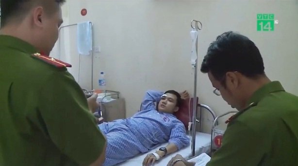 Clip: Đưa con đi cấp cứu, bố đánh bác sĩ và sinh viên thực tập ngất xỉu