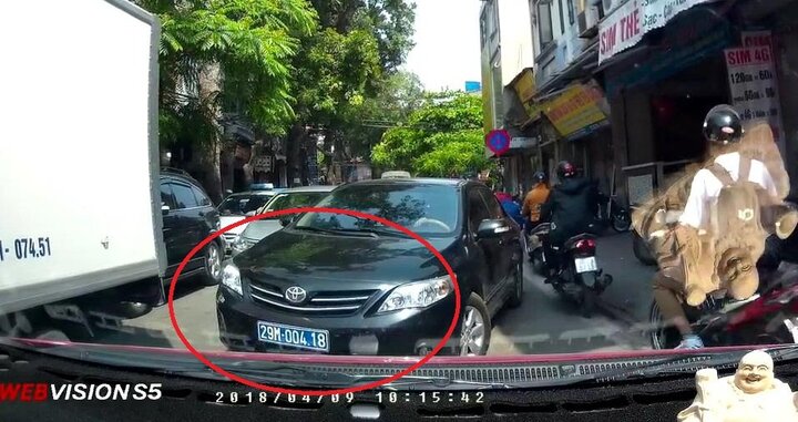 Clip: Ô tô biển xanh lấn làn trên đường ùn tắc, tài xế xe biển trắng phản ứng bất ngờ