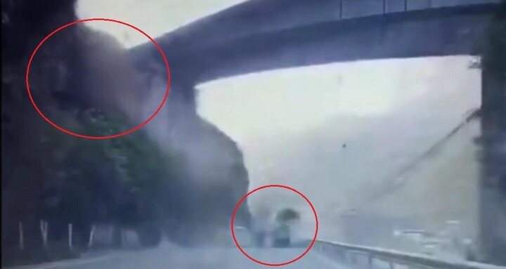 Clip: Lở núi khủng khiếp, đất đá trút như mưa xuống ô tô trên cao tốc